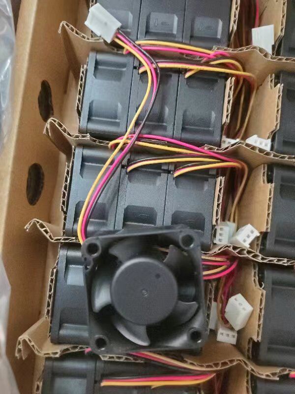 AGE08025B12U ԭװCROWN 8025 12V 0.70A